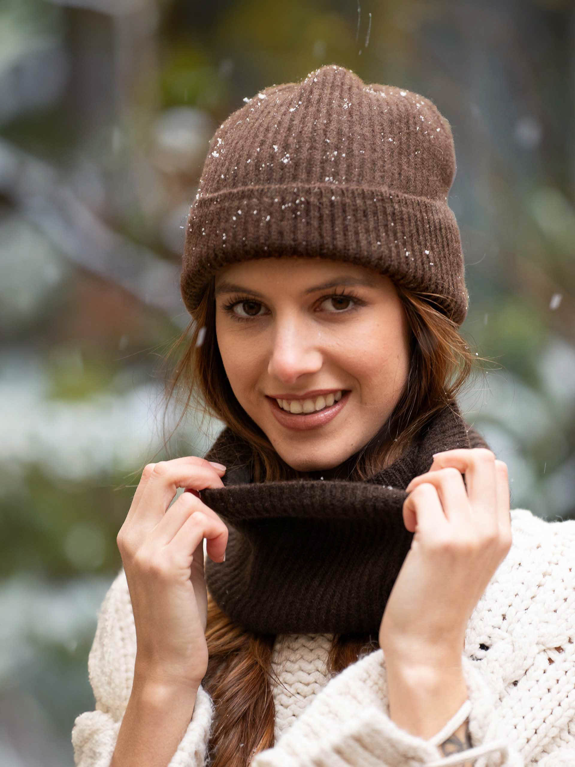 Femme portant un bonnet marron. Bonnet mixte en yack marron clair. Bonnet pour homme et femme marron chocolat.