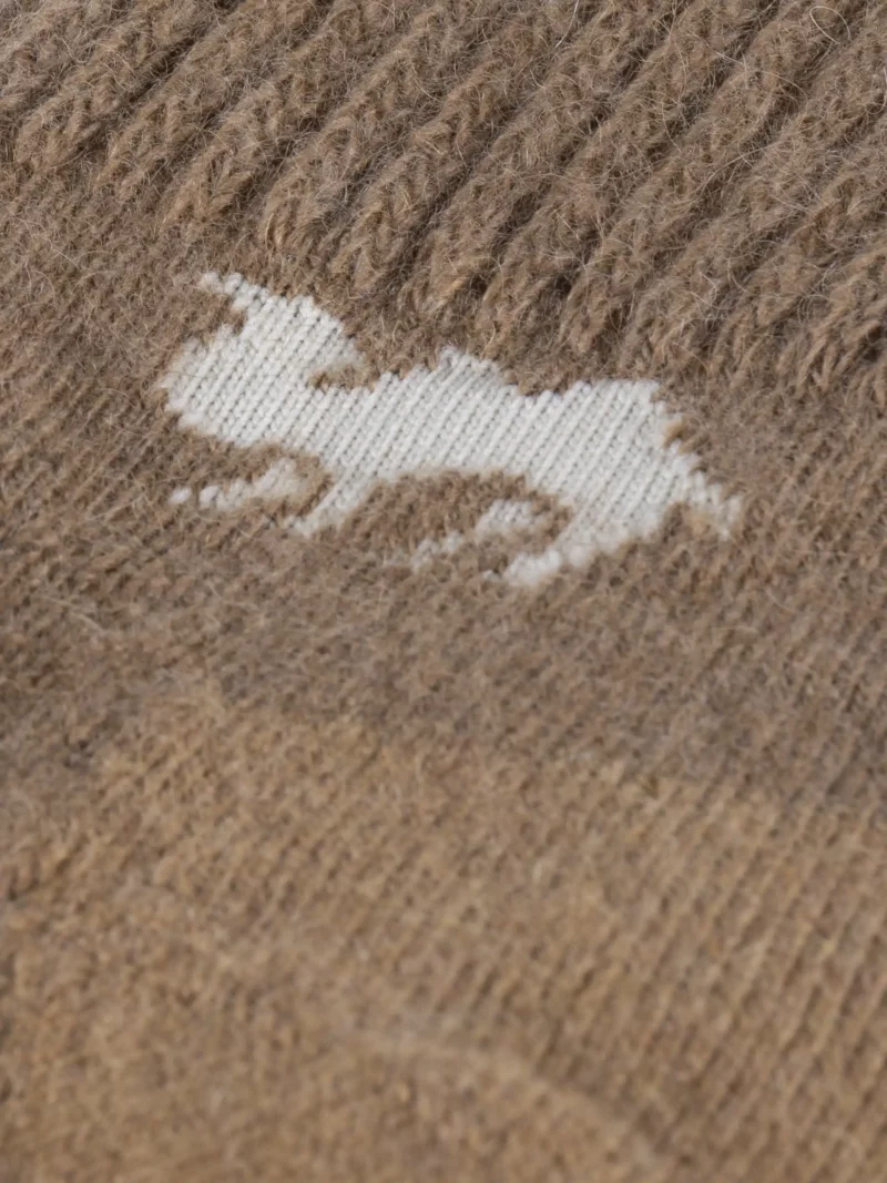 Gros plan sur des chaussettes chameau en duvet de chameau tricotées