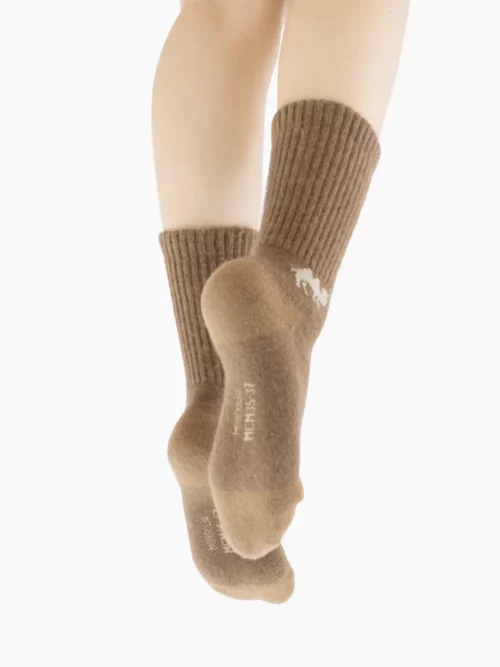 Femme portant des chaussettes chameau en poil de chameau, idéales pour l'hiver