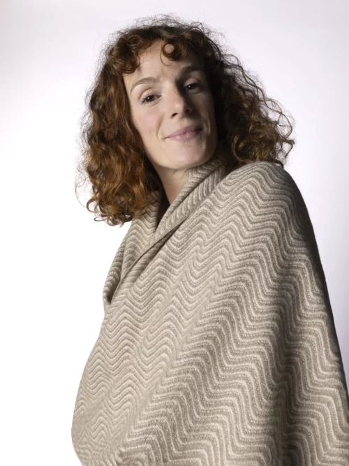 Femme portant un plaid cachemire beige avec un motif en zigzag