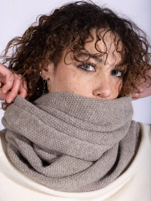 SNOOD YACK Gris cendré présenté sur un mannequin, illustrant la qualité et l'élégance de cet accessoire.