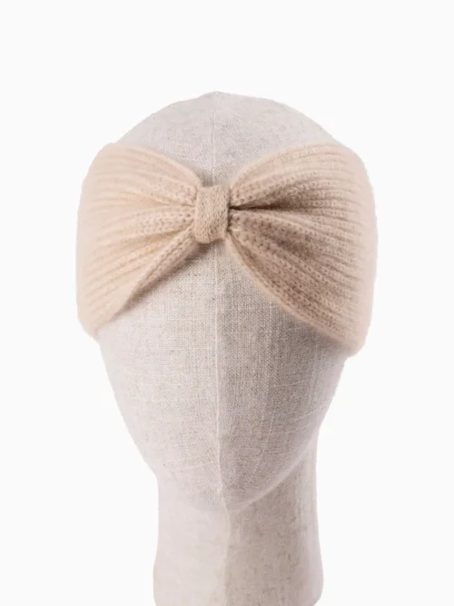 Bandeau cachemire beige avec motif torsadé vu de face sur une tête de mannequin.