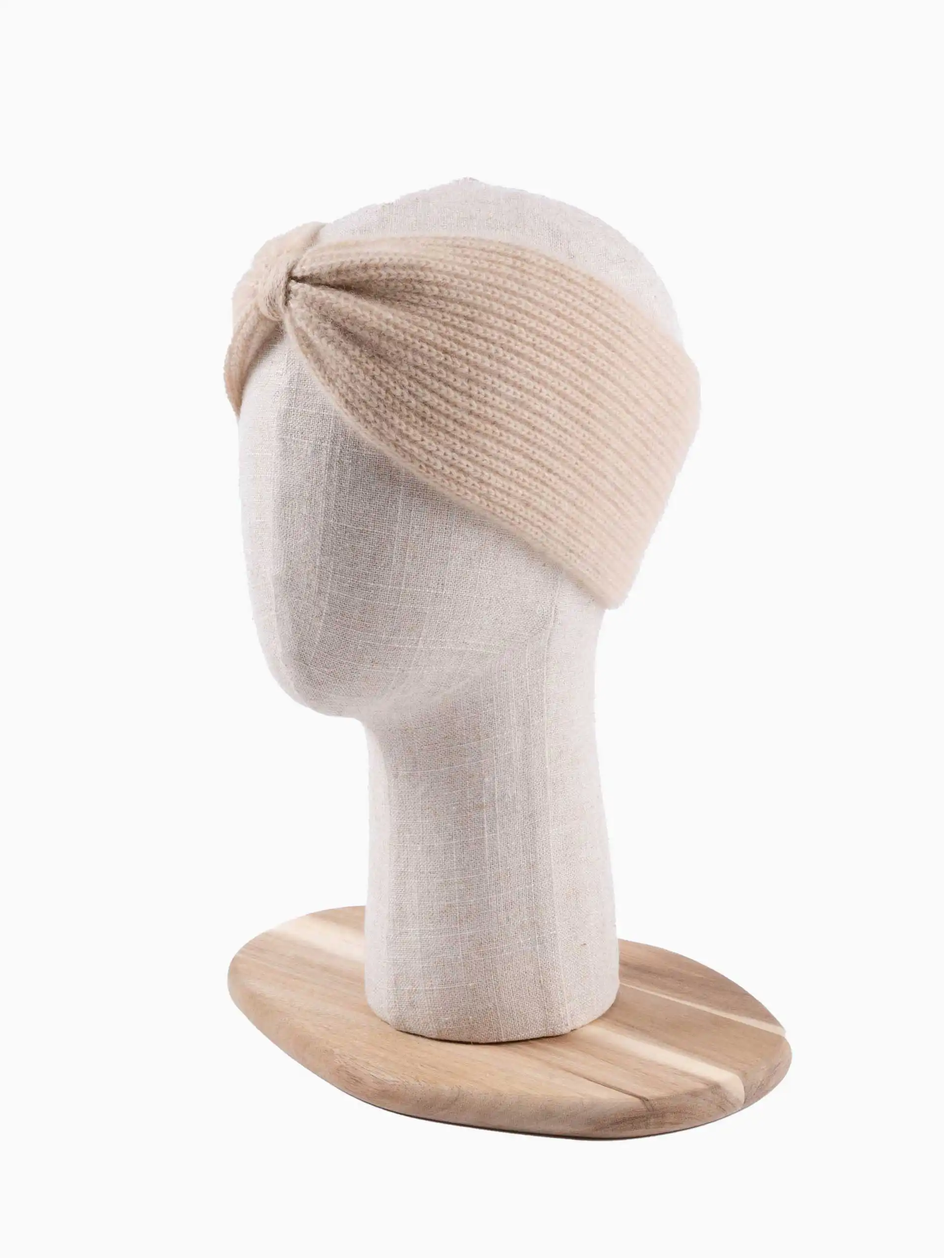 Bandeau cachemire beige tricoté, idéal pour l'hiver, vu de côté sur une tête de mannequin.