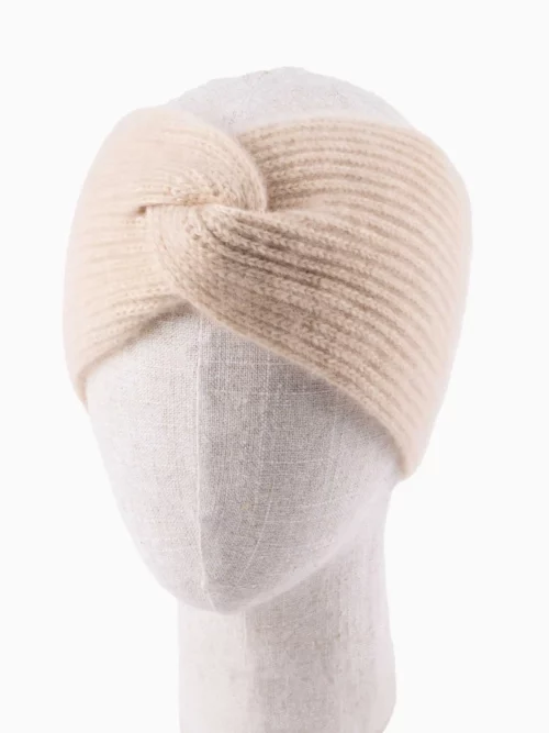 Gros plan sur un bandeau cachemire torsade beige ajusté sur un mannequin en tissu