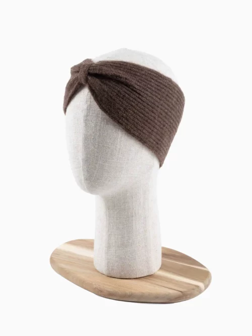 Bandeau marron chocolat en laine tricotée, exposé sur un mannequin pour illustrer le style et la texture.