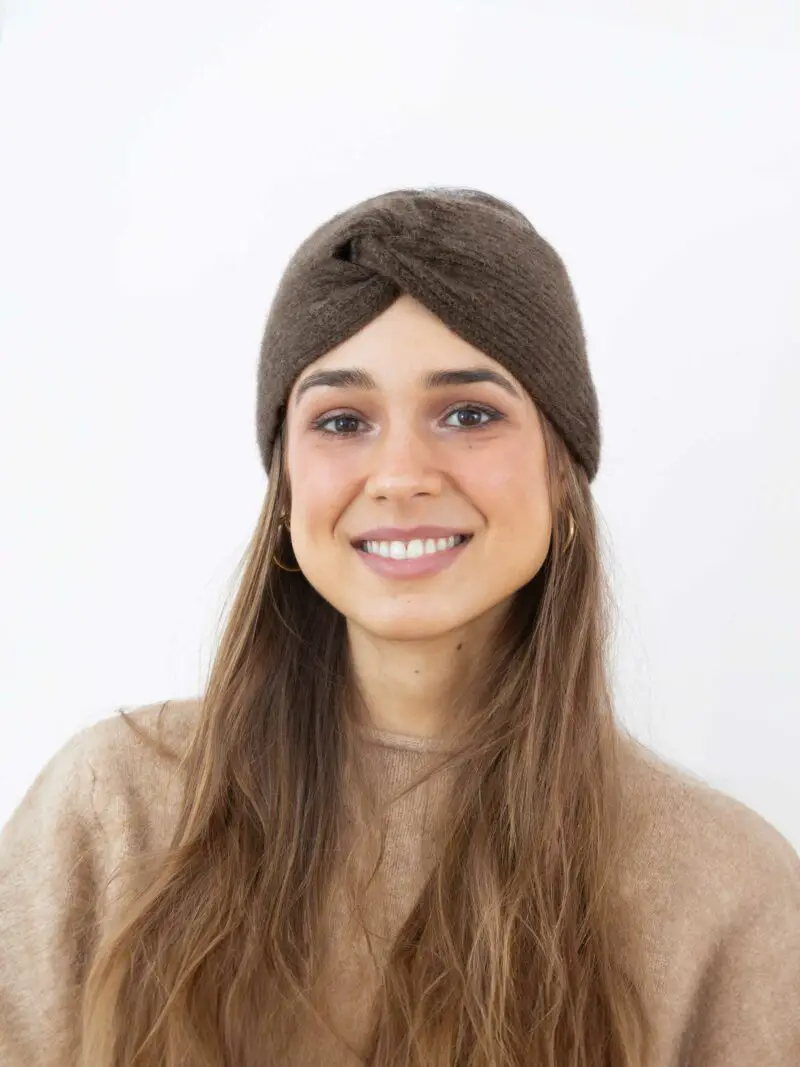 Modèle avec bandeau marron chocolat torsade pour l'hiver