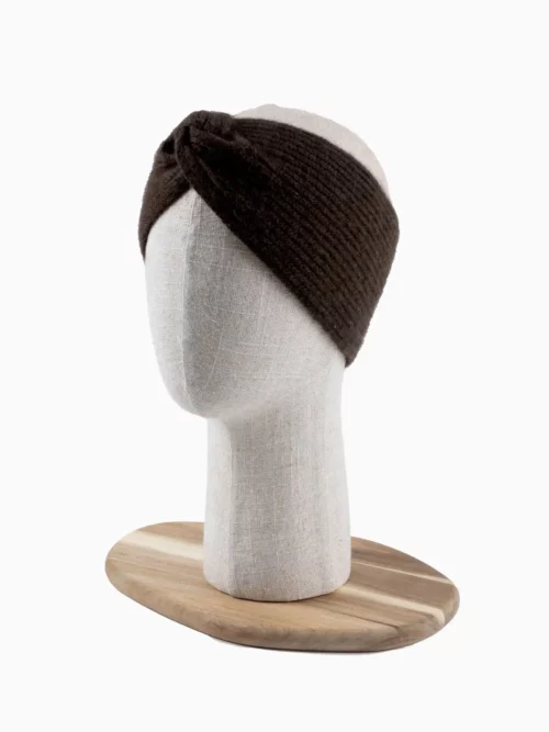 Mannequin arborant un bandeau marron foncé torsade