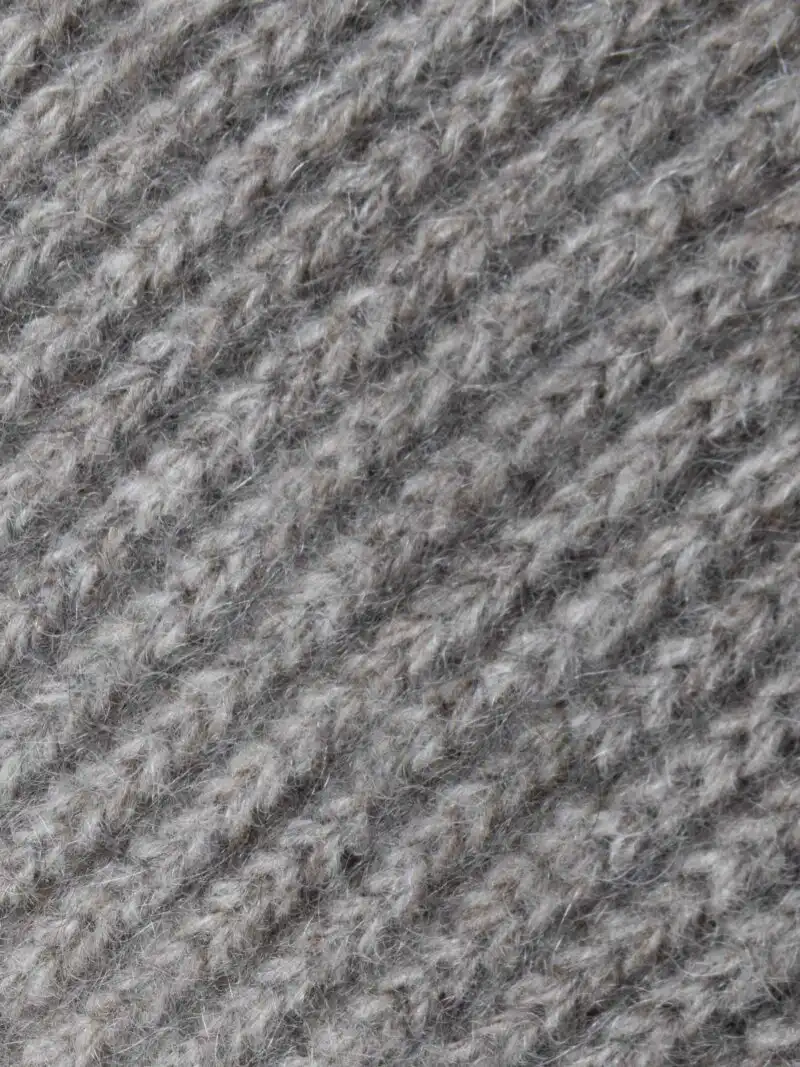 Gros plan sur le tissu en laine tricotée du bandeau yack gris cendré