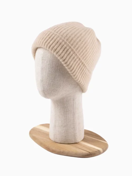 Bonnet cachemire beige présenté sur un mannequin