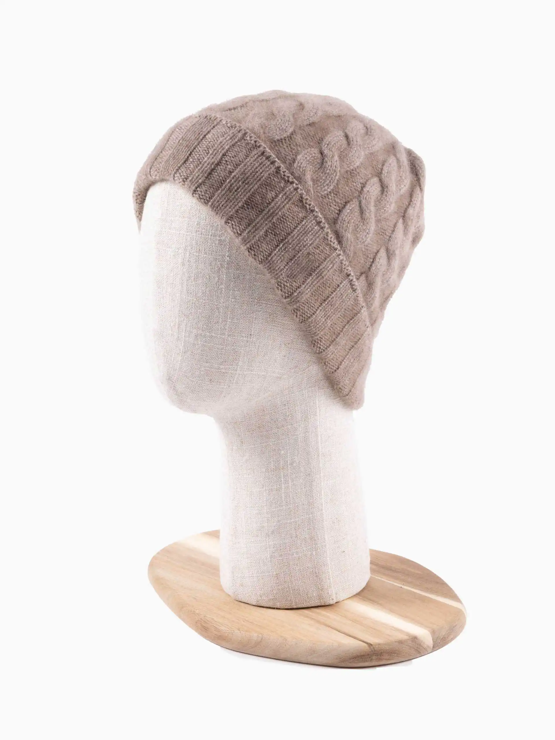Bonnet Cachemire Greige Torsadé posé sur un mannequin de tête en lin