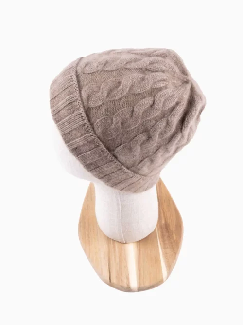 Bonnet Cachemire Greige Torsadé sur un mannequin de tête en tissu, parfait pour hommes et femmes