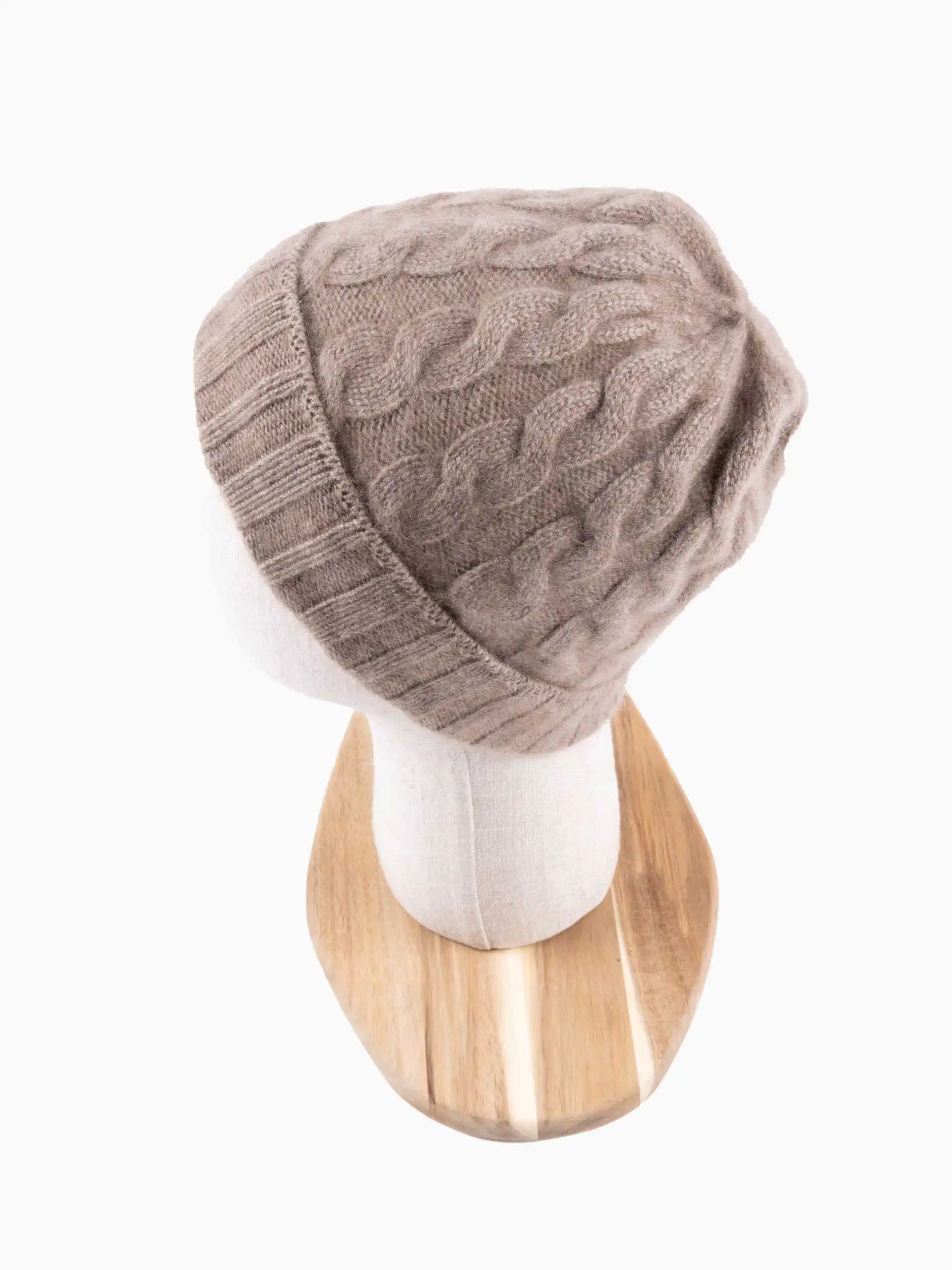 Bonnet Cachemire Greige Torsadé sur un mannequin de tête en tissu, parfait pour hommes et femmes