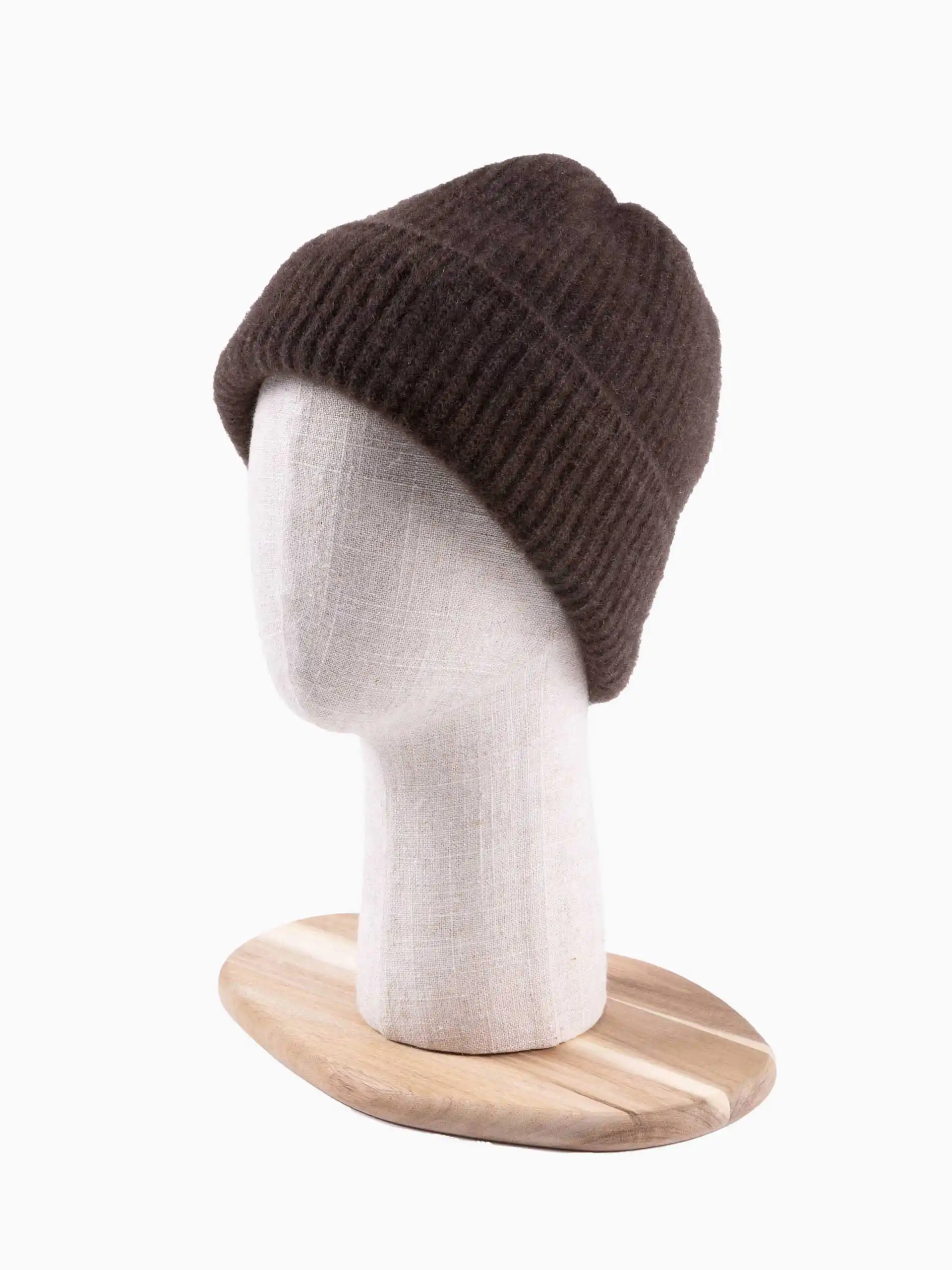 BONNET YACK Marron foncé sur un mannequin de tête en tissu sur fond blanc