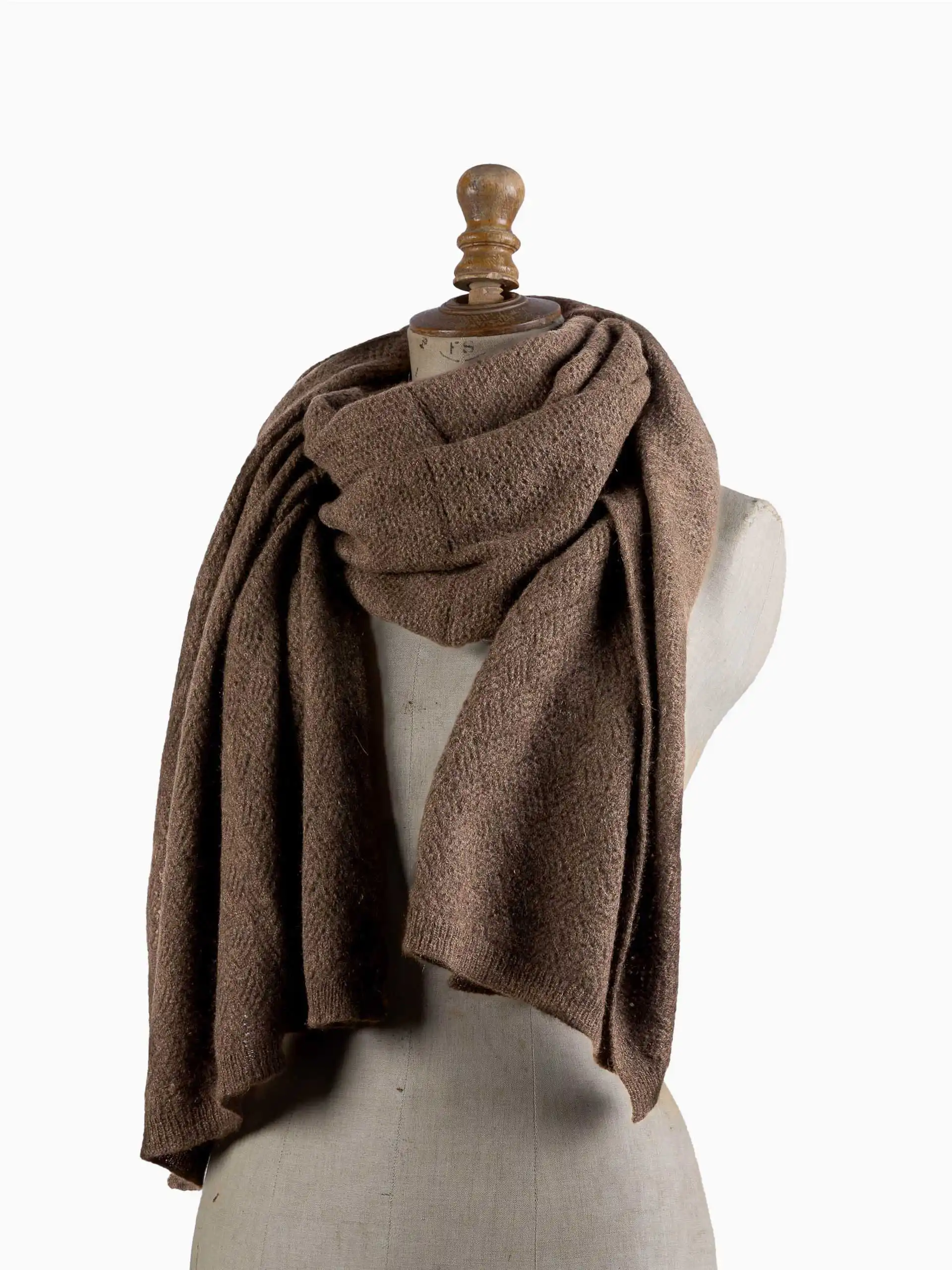 Châle yack marron chocolat en laine, exposé sur un mannequin. Ce châle élégant et chaud, fabriqué en Mongolie, est idéal pour se protéger du froid tout en restant chic.