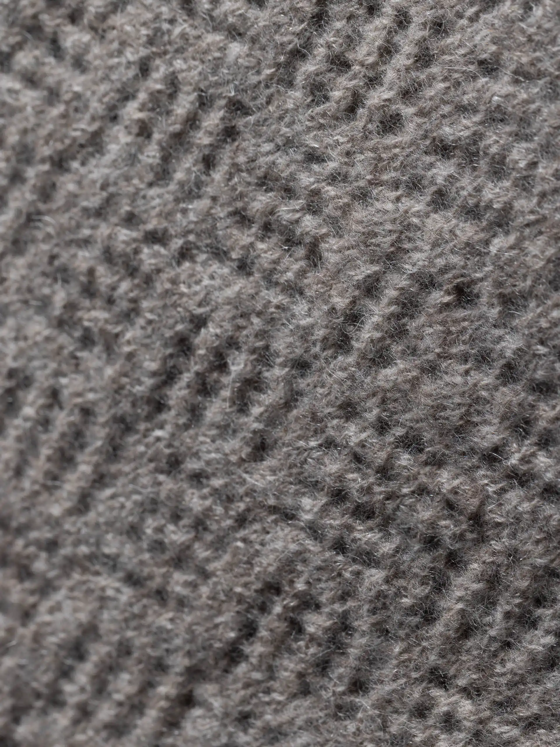 Gros plan sur la texture tricotée de l'étole yack gris cendré, montrant la finesse et la qualité de la laine de yak mongole. Une étole chaude et douce, idéale pour l'hiver.