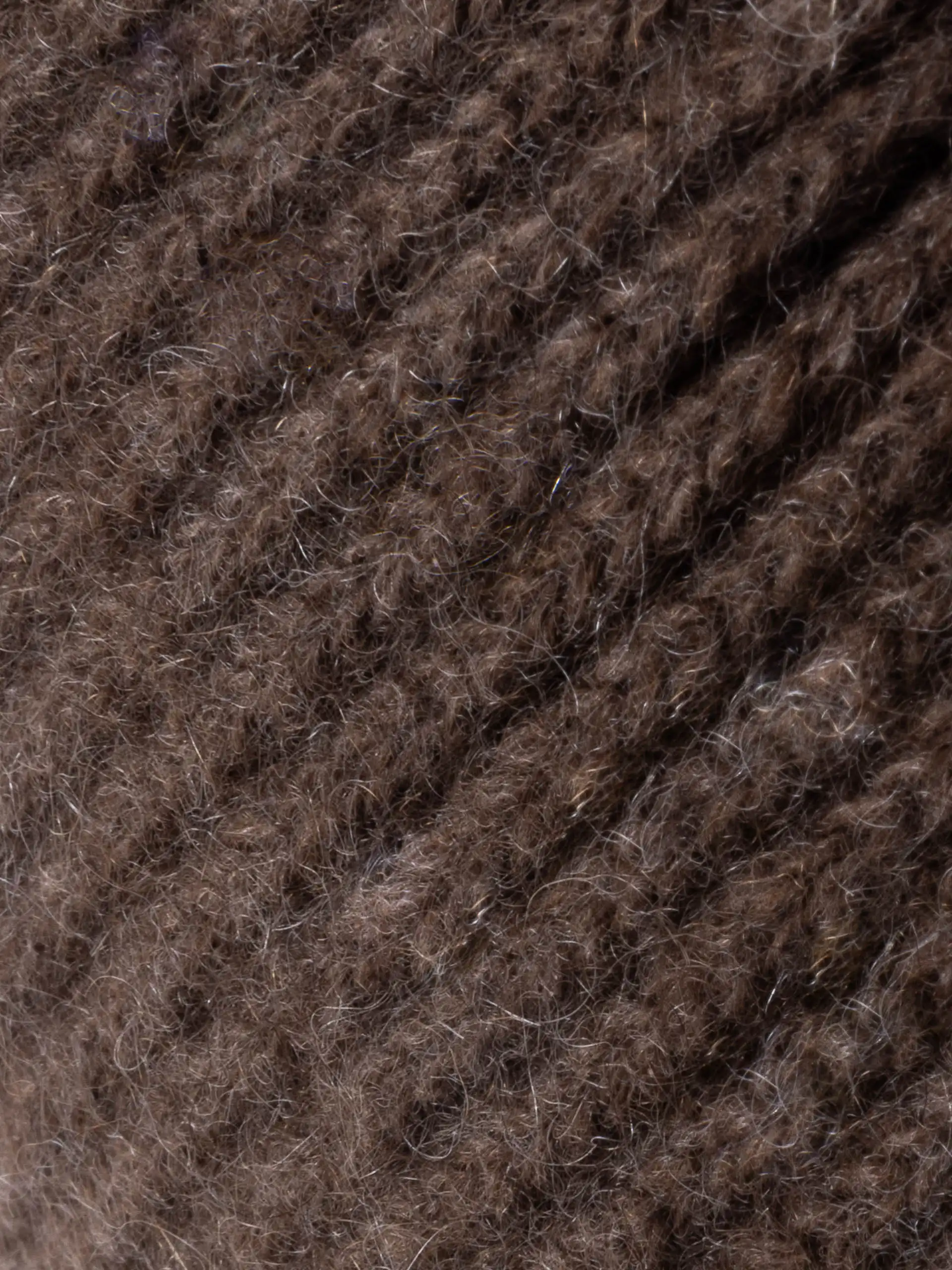 Gros plan de la texture en laine du bandeau marron chocolat torsade