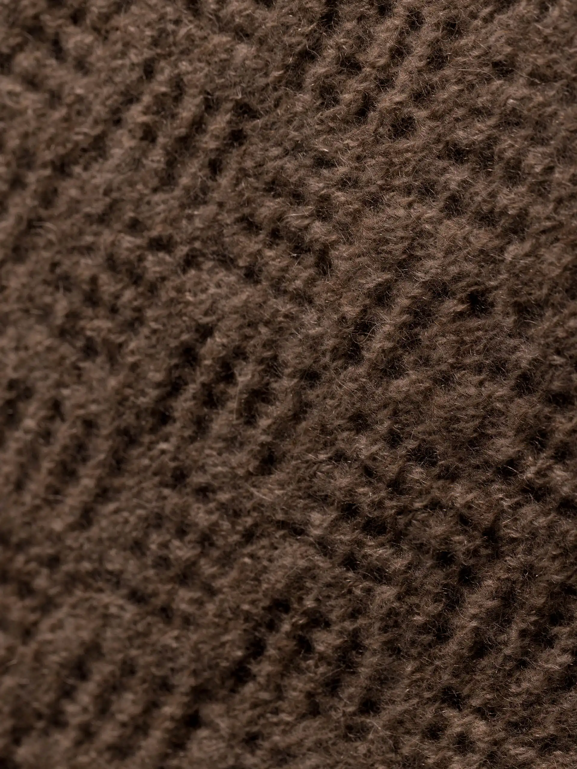 Gros plan sur la texture tricotée du châle yack marron chocolat, montrant la finesse et la qualité de la laine de yak mongole. Un châle chaud et doux, idéal pour l'hiver.