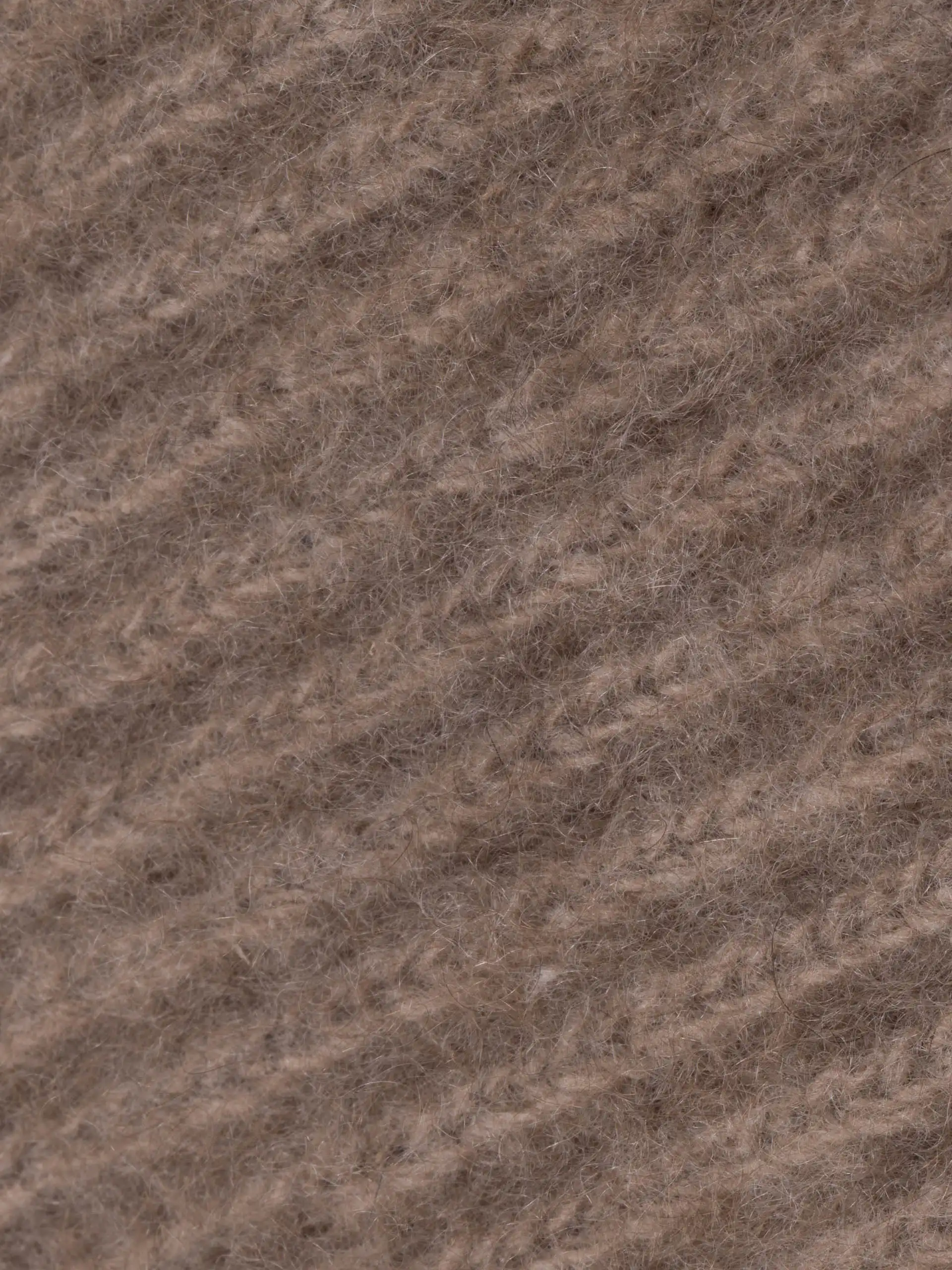 Gros plan sur la matière du tour de cou en cachemire beige, montrant la texture douce et chaude du tricot.