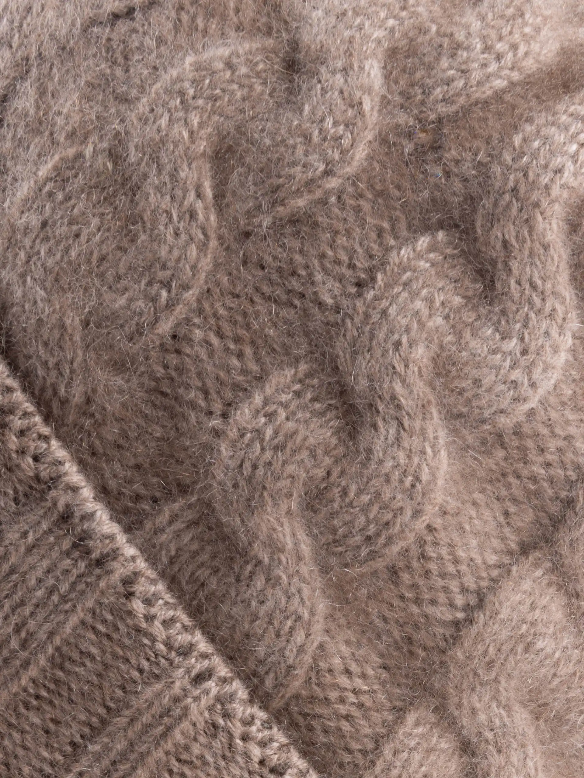 Gros plan sur la texture torsadée du Bonnet Cachemire Greige Torsadé