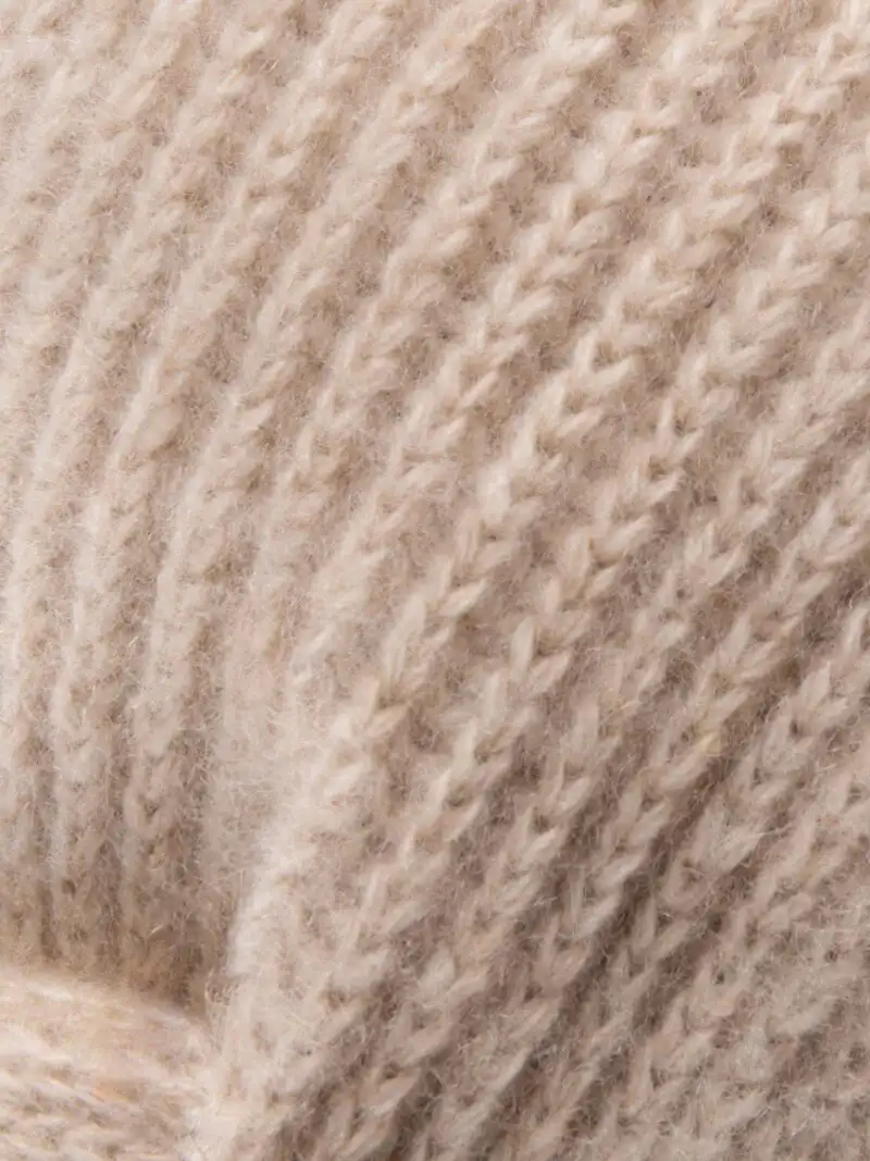 Gros plan sur un bandeau cachemire torsade beige ajusté sur un mannequin en tissu
