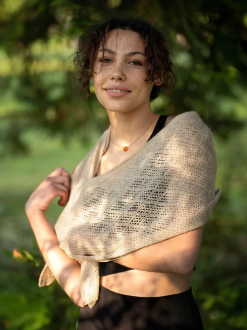 Femme élégante portant une écharpe cachemire fine beige en extérieur