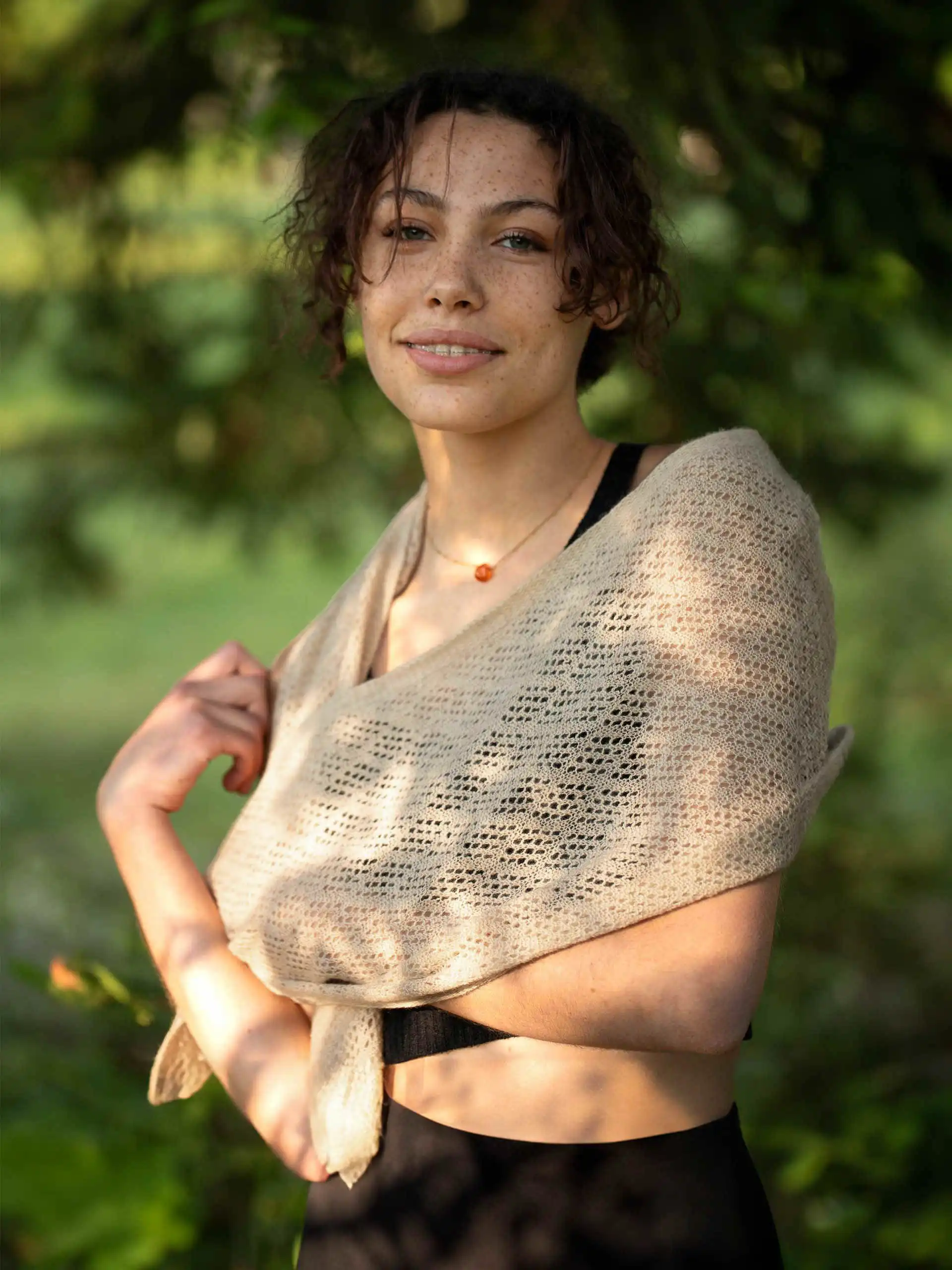 Femme élégante portant une écharpe cachemire fine beige en extérieur