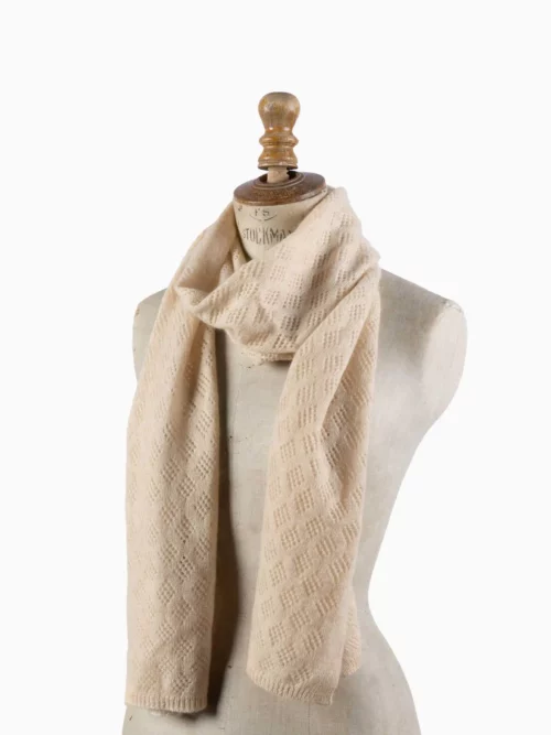 Écharpe cachemire fine beige exposée sur un mannequin, chaude et élégant.