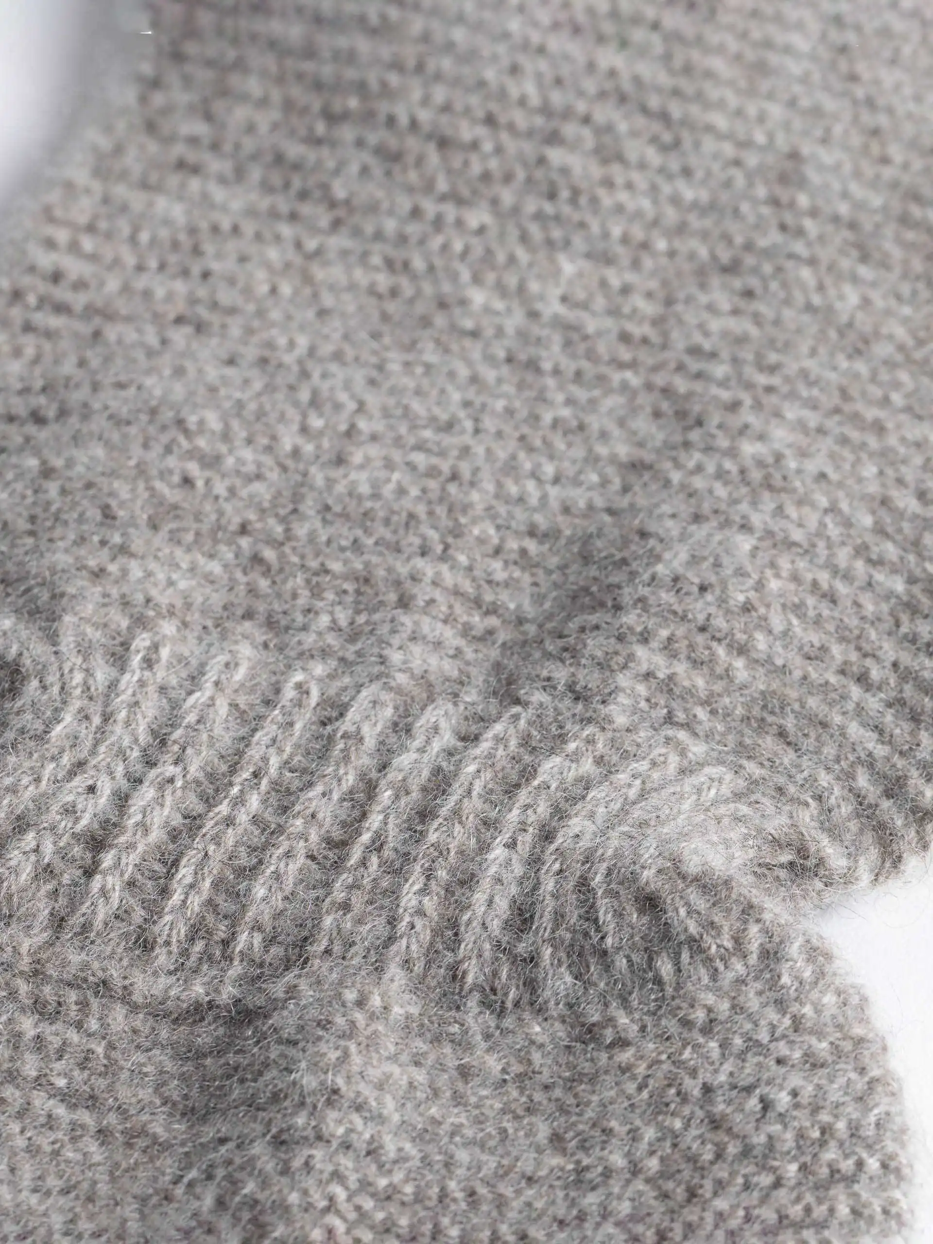 Gros plan sur la texture de l'écharpe cachemire papillon Beige, mettant en valeur sa qualité et sa douceur.