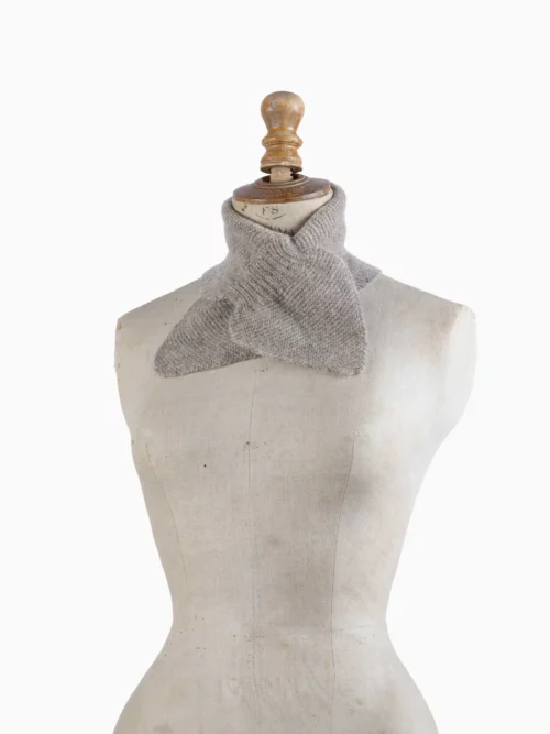 Mannequin portant une écharpe cachemire papillon Beige, idéale pour l'hiver.