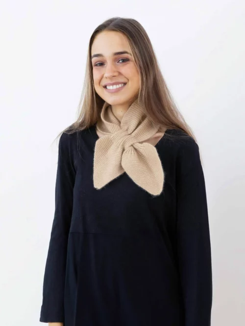 Femme portant une écharpe cachemire papillon beige