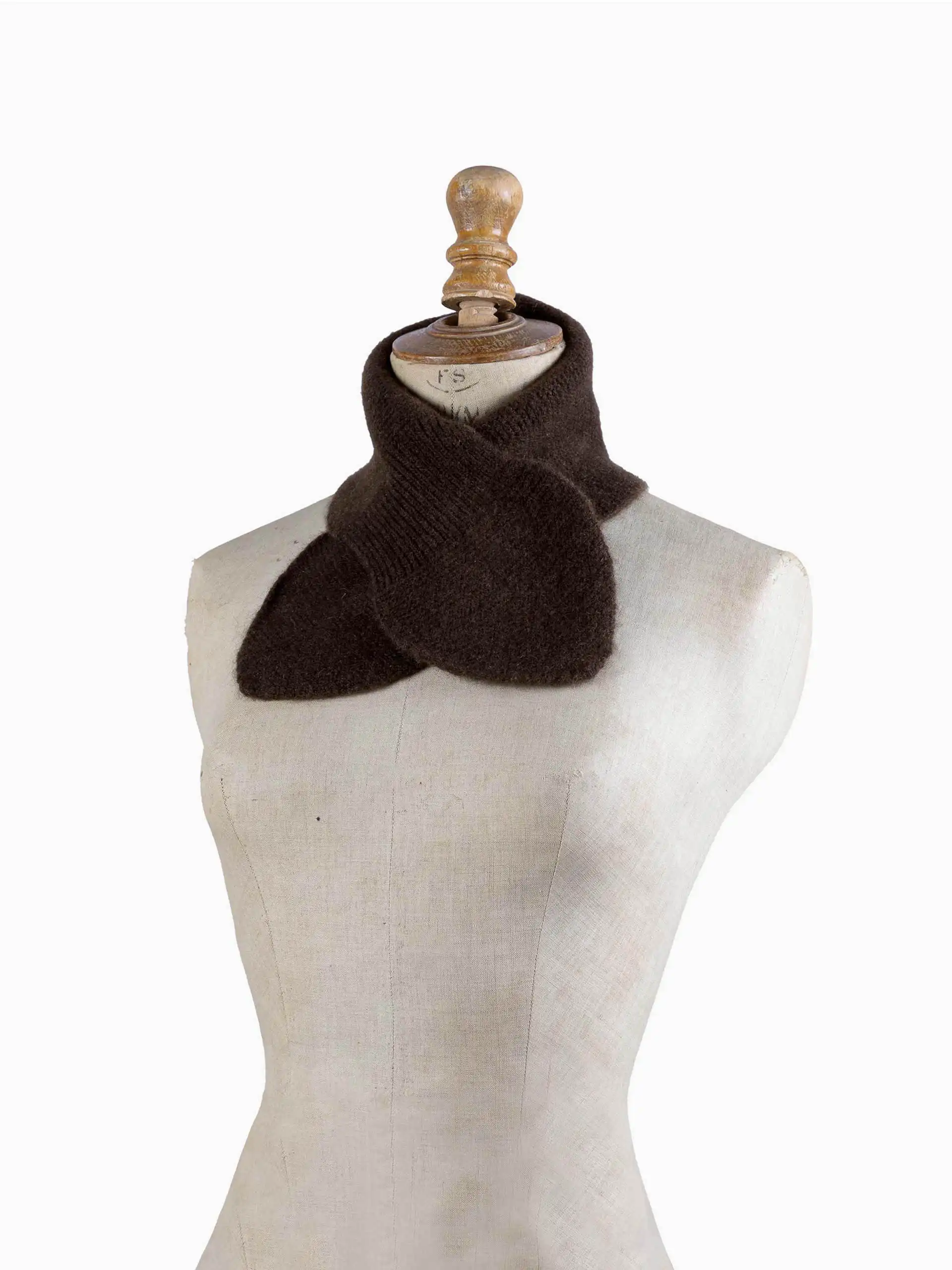 Écharpe cachemire papillon beige élégante sur mannequin