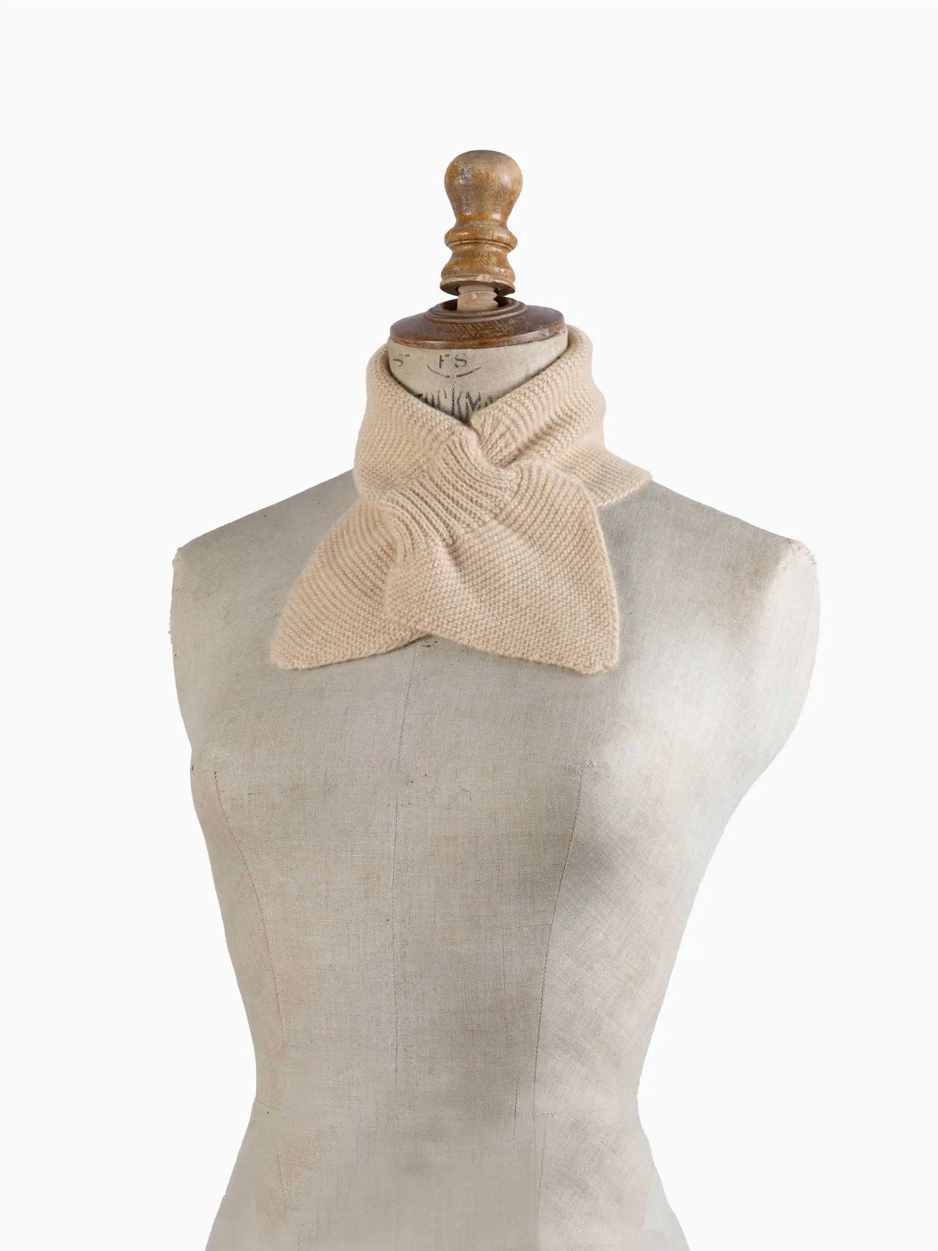 Écharpe cachemire papillon beige élégante sur mannequin
