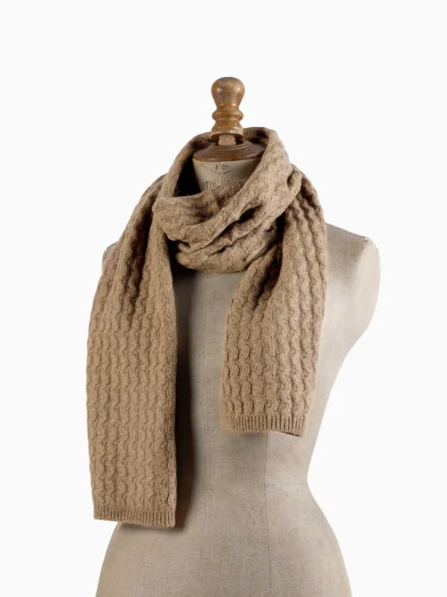 Écharpe chameau épaisse sable sur mannequin