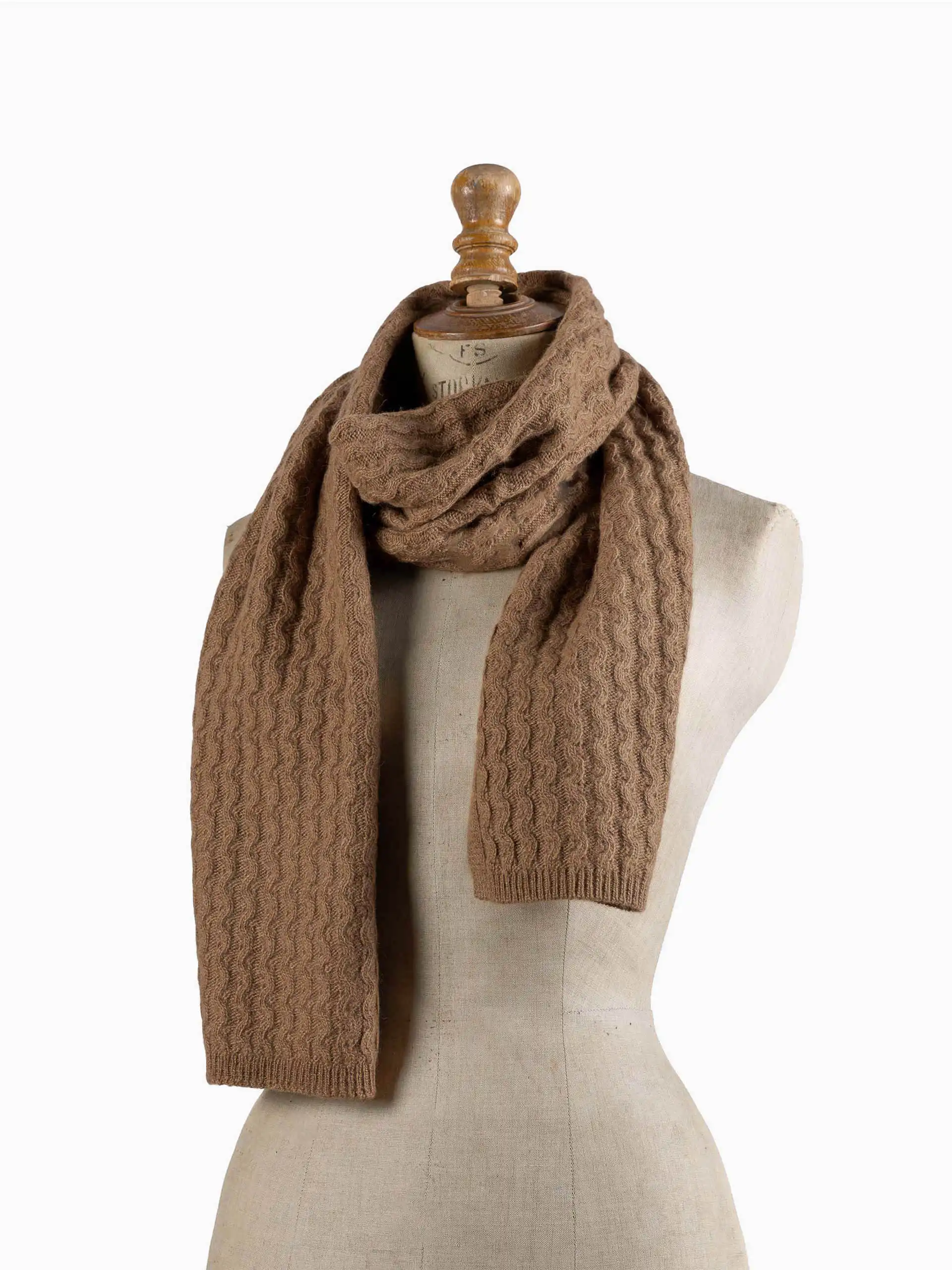 Écharpe chameau exposée sur un mannequin