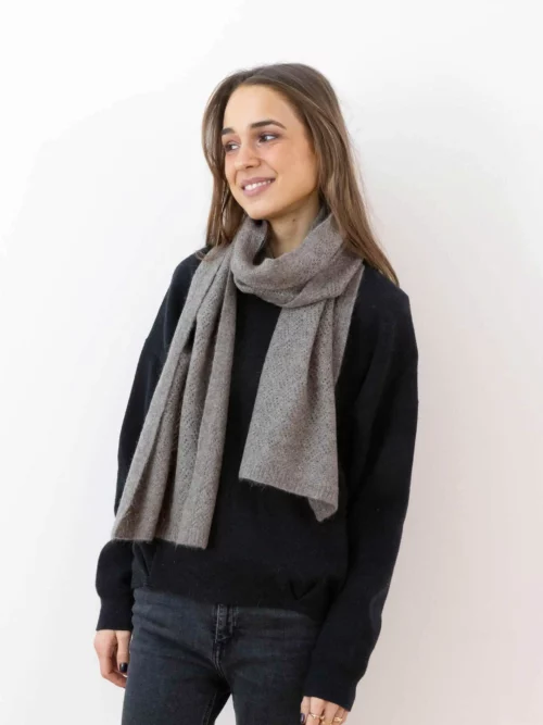 Une femme élégante portant une écharpe yack fine gris cendré.