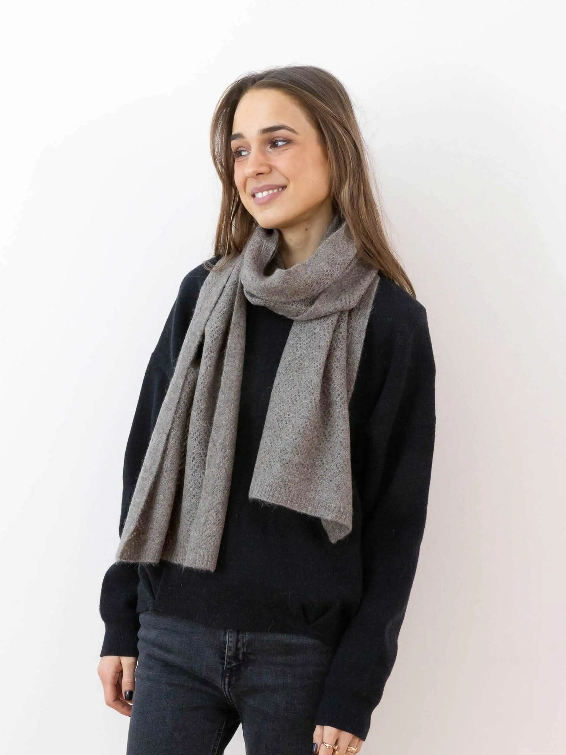 Une femme élégante portant une écharpe yack fine gris cendré.
