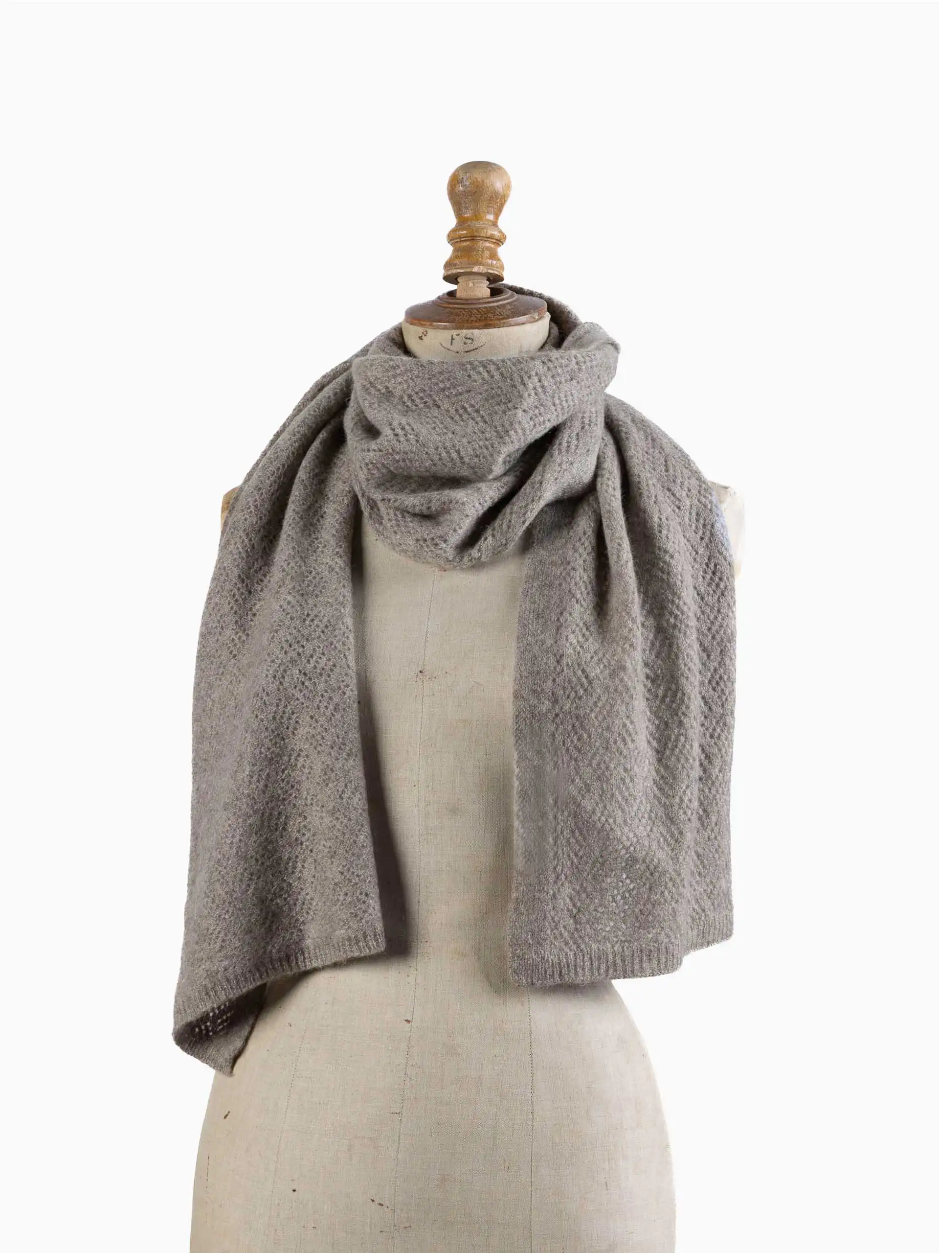 Une écharpe yack fine gris cendré luxe et élégante présentée sur un mannequin.