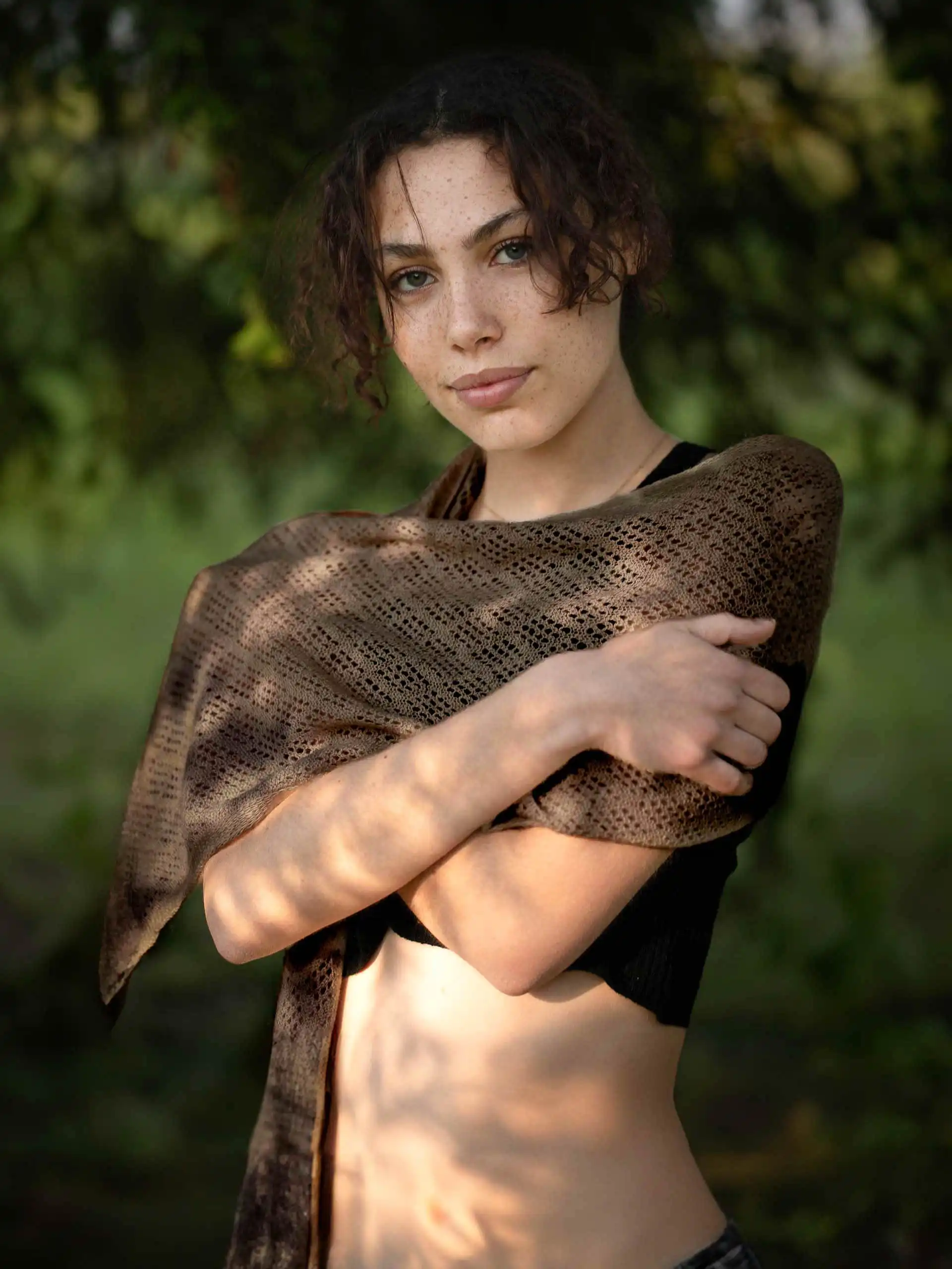 Vue de profil d'une femme élégante portant une écharpe yack fine et chaude de couleur marron chocolat.