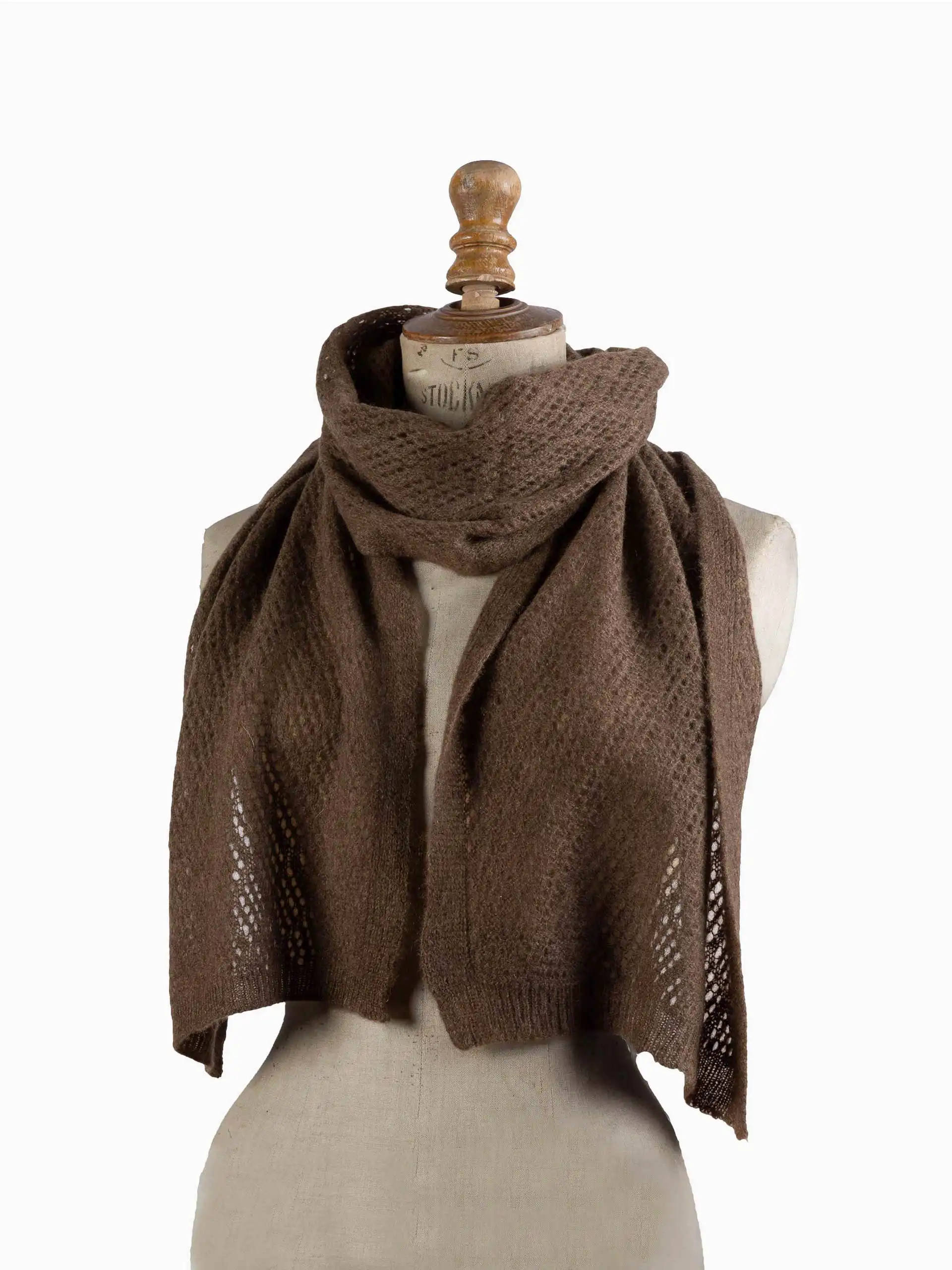 Une écharpe yack fine marron chocolat présentée sur un mannequin.