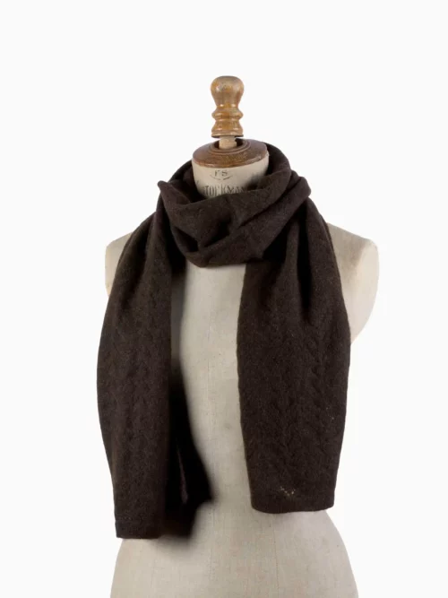 Une écharpe yack fine marron présentée sur un mannequin.