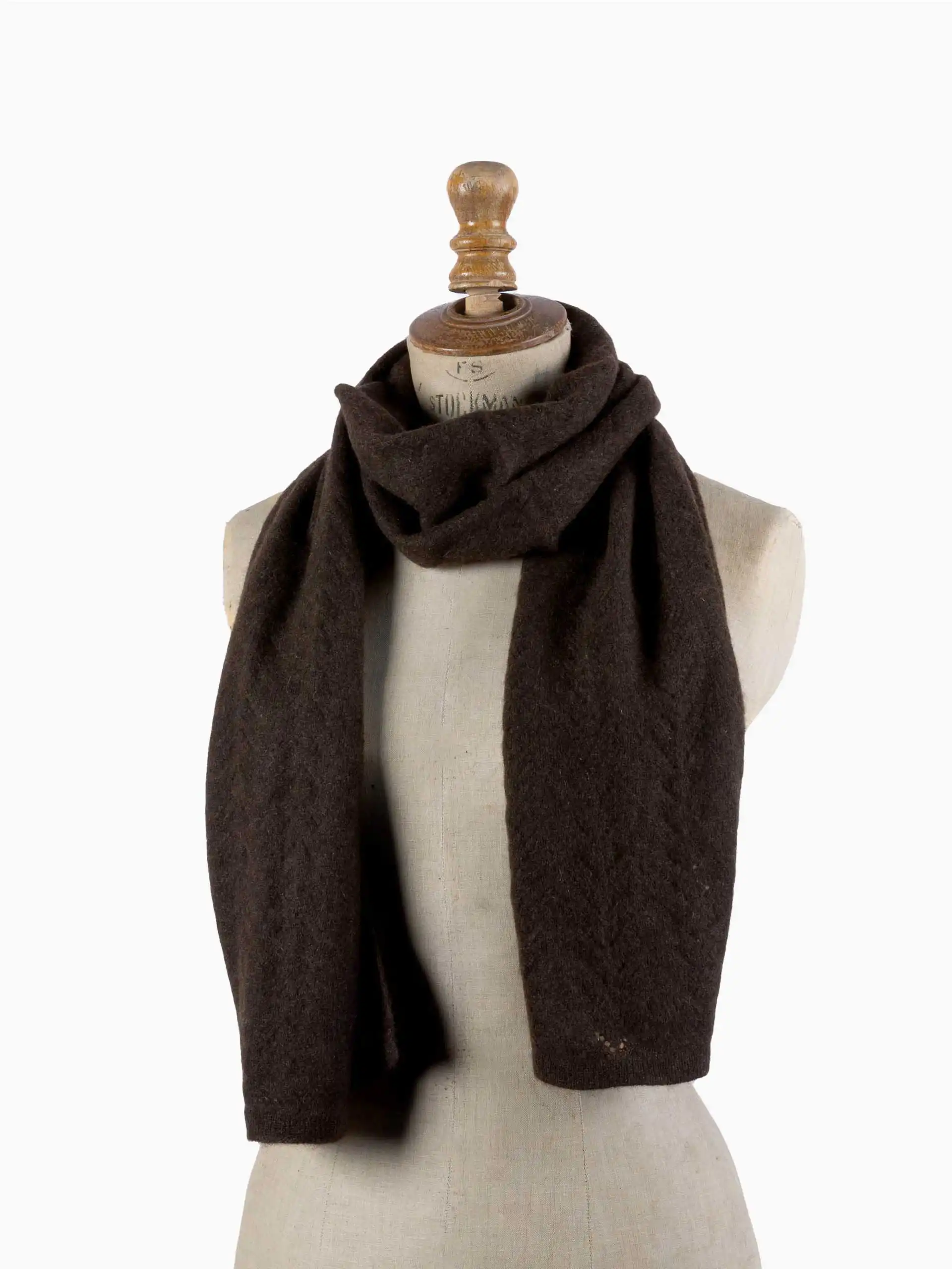 Une écharpe yack fine marron présentée sur un mannequin.