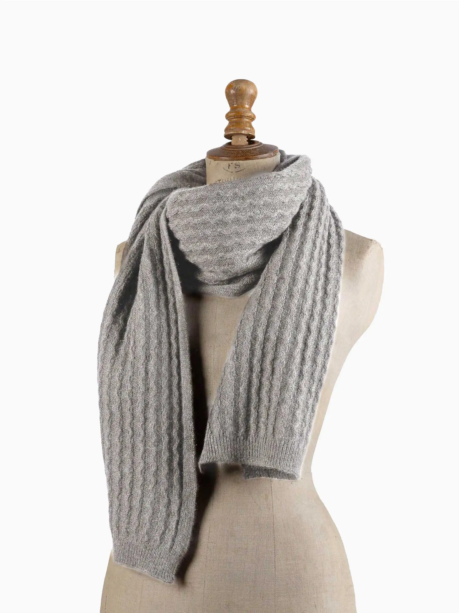 Écharpe yack gris cendré exposée sur un mannequin