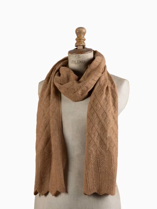 écharpe chameau fine portée par un mannequin, idéale pour homme et femme en hiver.