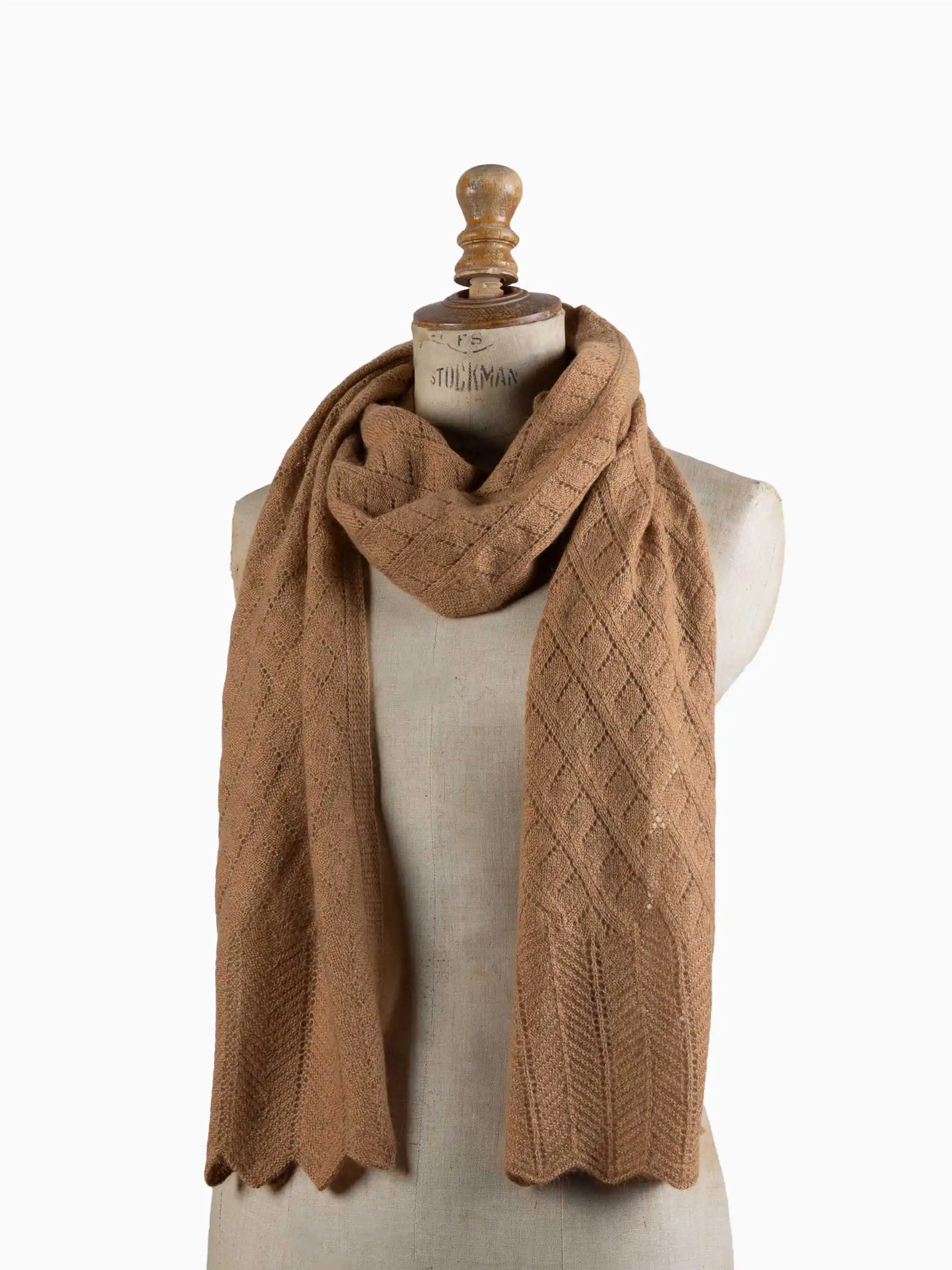 écharpe chameau fine portée par un mannequin, idéale pour homme et femme en hiver.