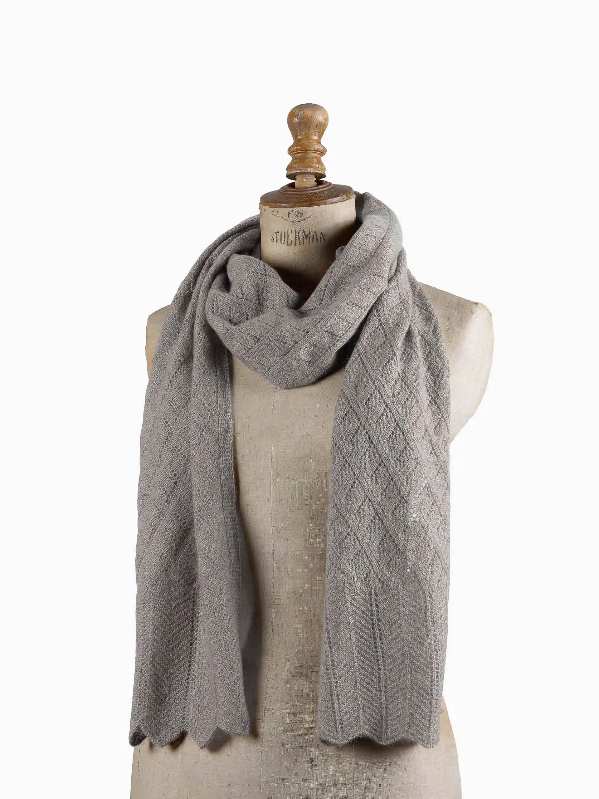 Une écharpe yack gris élégamment drapée sur un mannequin en laine de duvet.