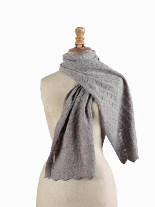Écharpe yack gris vue de profil pour homme et femme, drapée sur un mannequin.