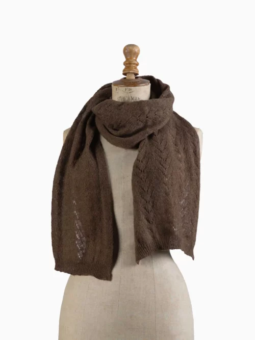 Une écharpe yack marron ajouré présentée sur un mannequin.