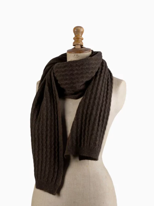 Écharpe yack en couleur marron foncé exposée sur un mannequin