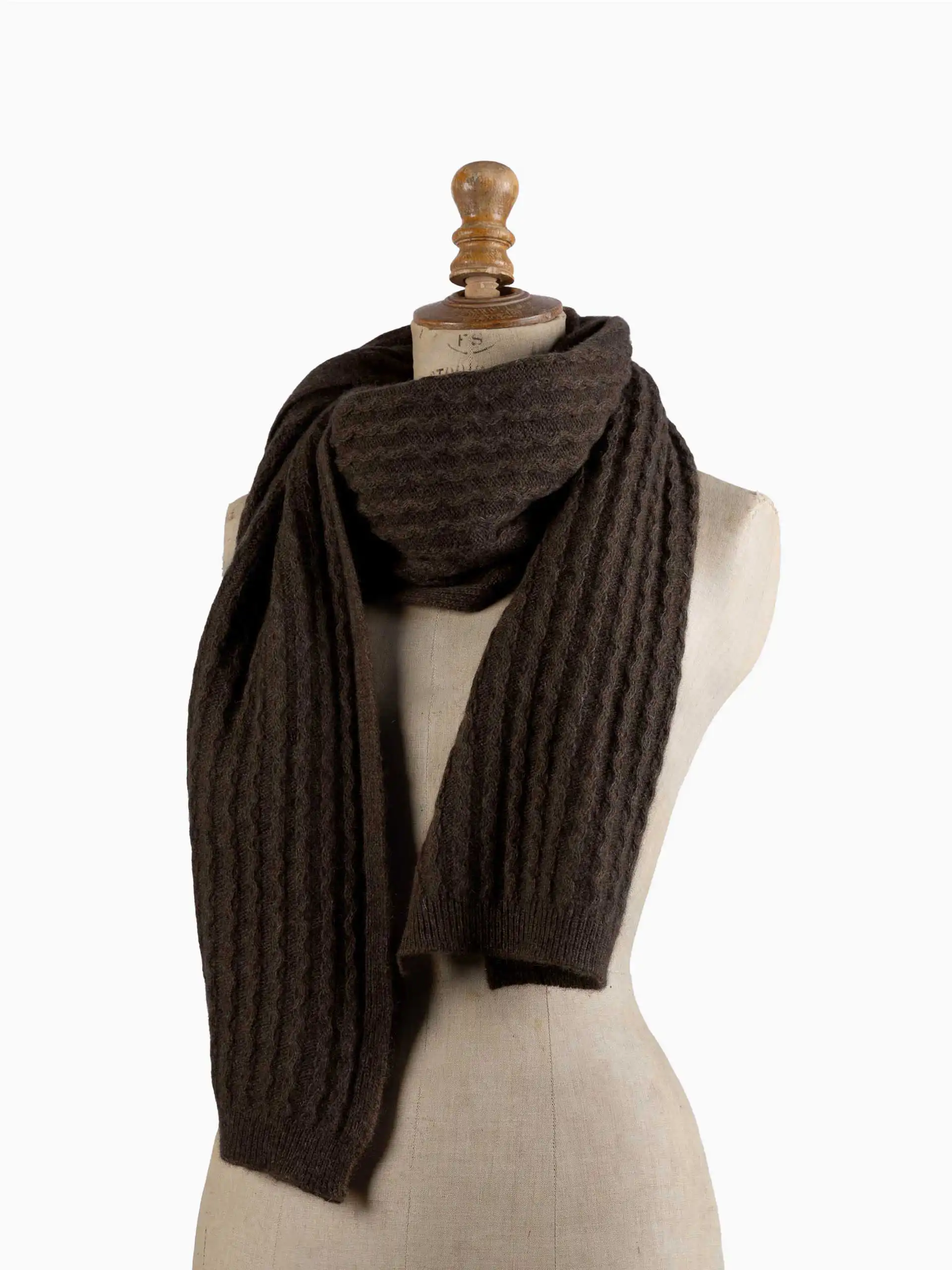 Écharpe yack en couleur marron foncé exposée sur un mannequin