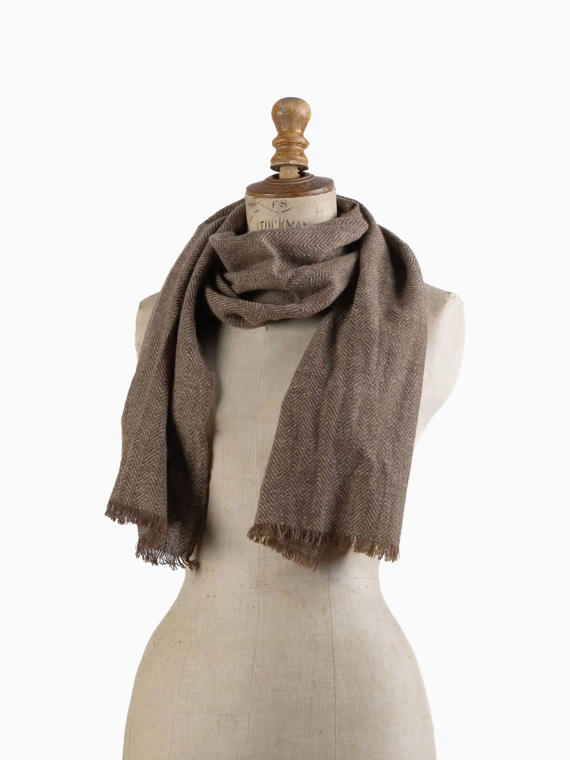 Écharpe yack tissée chevron chaude et élégante sur un mannequin